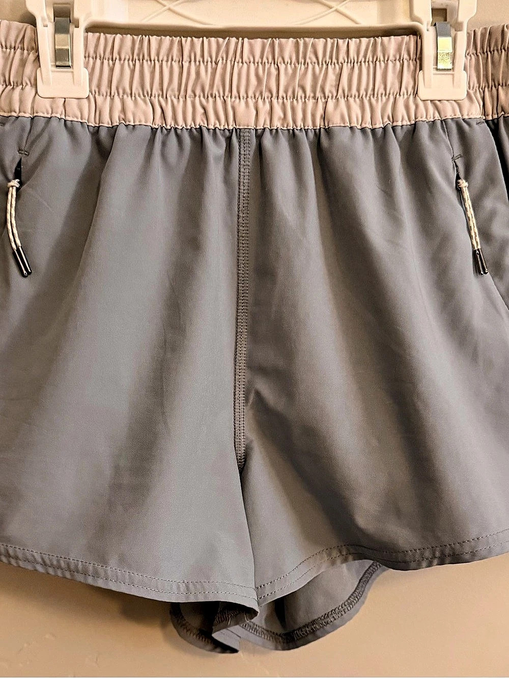 Vuori women’s Athletic Shorts in Gray & cream, Like New, Sz. Small
